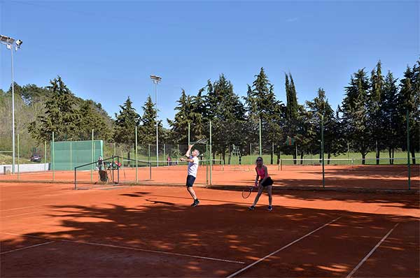 Išijas tenis liga